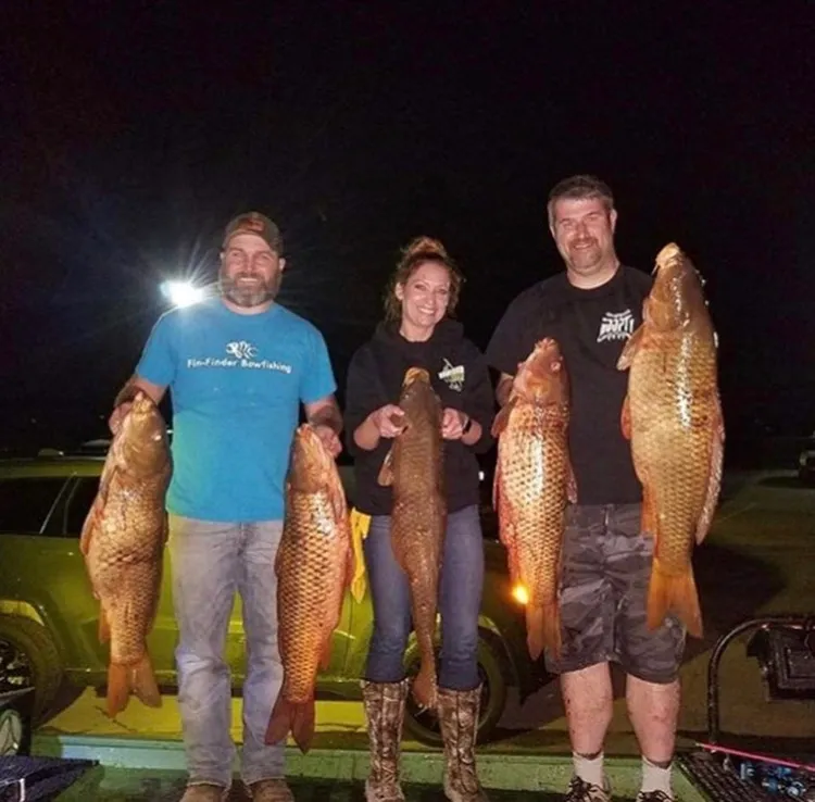 Night bowfishing outing with a group holding carp